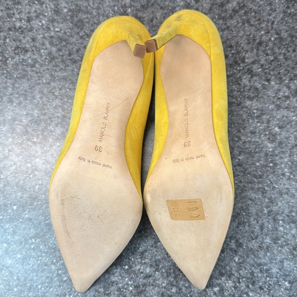Yellow suede Manolo Blahnik Pumps - Picture 5 of 13